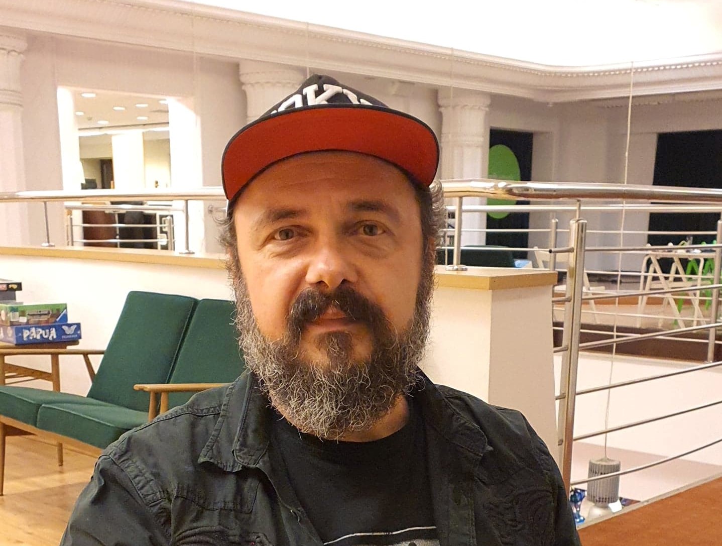 Arek Jakubik prezentuje nowy singiel „Gandzia się pali”