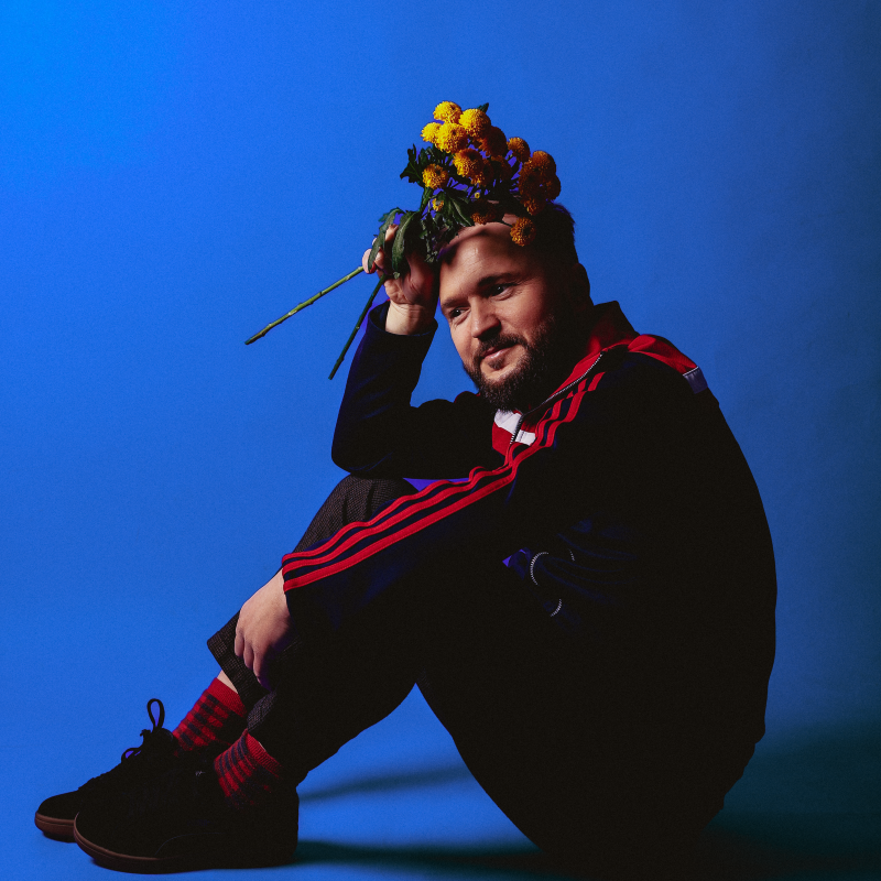 Emocjonalny synth-pop. Karol Ossolinski z albumem „Ogień miłości” [PATRONAT]
