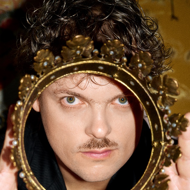 Błażej Król nowym singlem zapowiada album „Popiół”