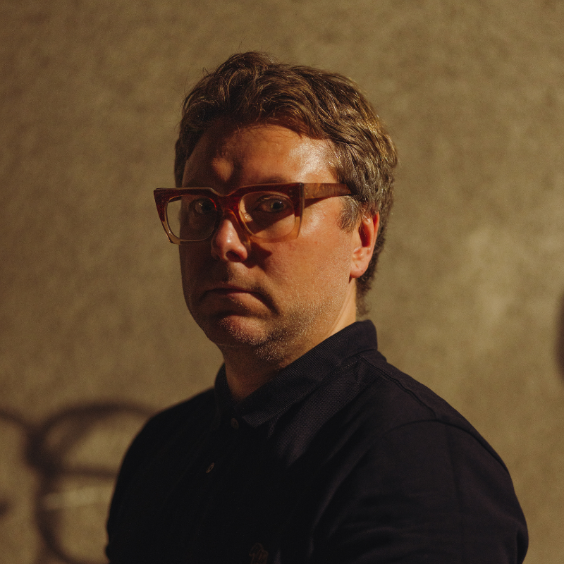 Jeden z najpopularniejszych producentów w solowym projekcie. Michał FOX Król z utworem „UP & DOWN”