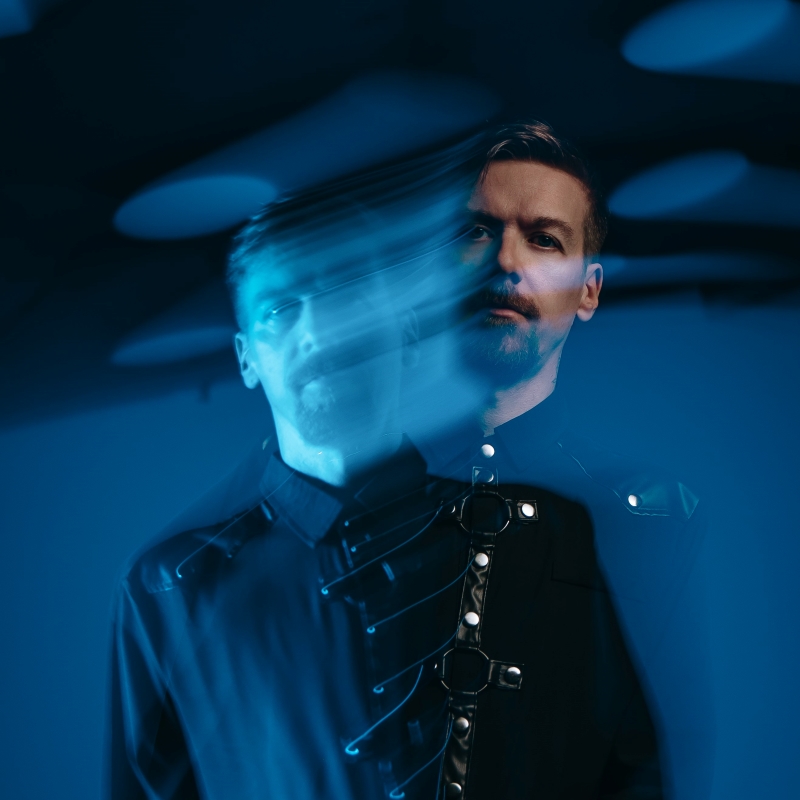 Syntezatory, nostalgia i świeży sznyt. AdriatiQ z singlem „Shadows of the Night” [RECENZJA]
