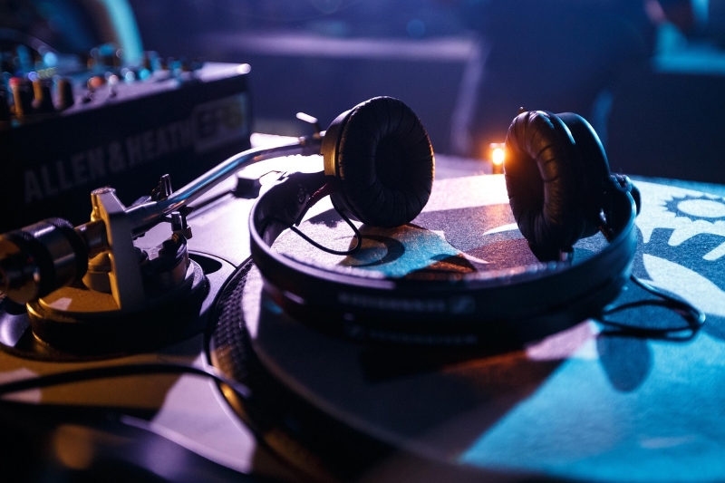 Klik, play, live. Cyfrowa rewolucja w polskiej rozrywce