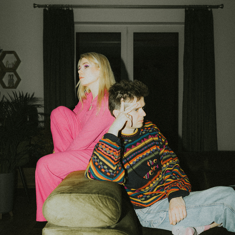 Klaudia-Maria & Greg Strangler w energetycznym utworze „Brakuje tchu”