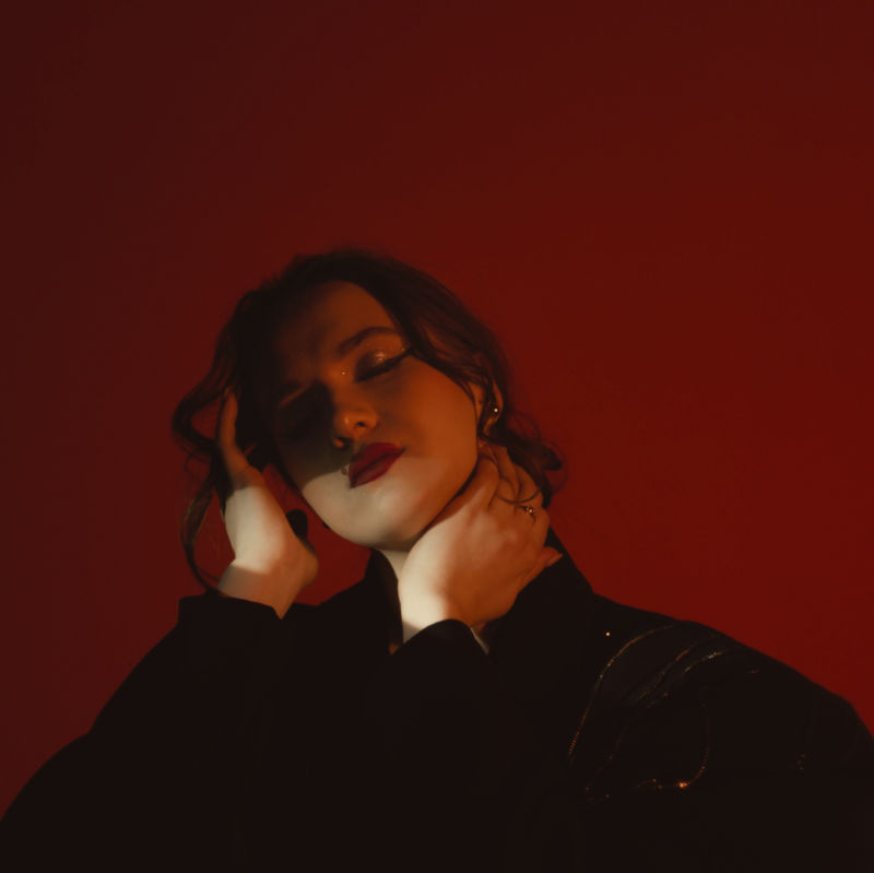 Electro-pop z oddechem: Magda Szlęzak prezentuje pierwszy singiel „Sam na sam”