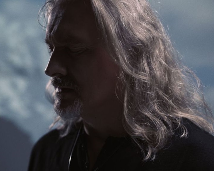 Vinski & Maciej Balcar w emocjonalnym utworze „Everest”