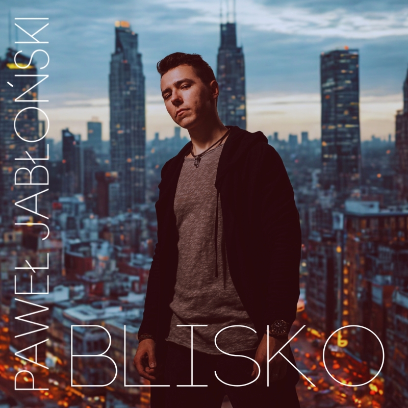 Paweł Jabłoński zaskakuje – czy „Blisko” to jego największy hit? [RECENZJA]