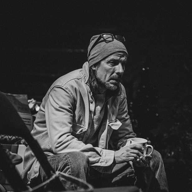 Teatralne inspiracje w nowym singlu „Kiedy nie widzi nikt” Daniela Grupy