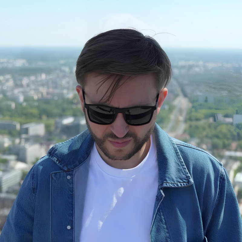 Piosenkowa forma, autorska wrażliwość. Maks Kubiś z utworem „Nieśmiertelny” [RECENZJA]