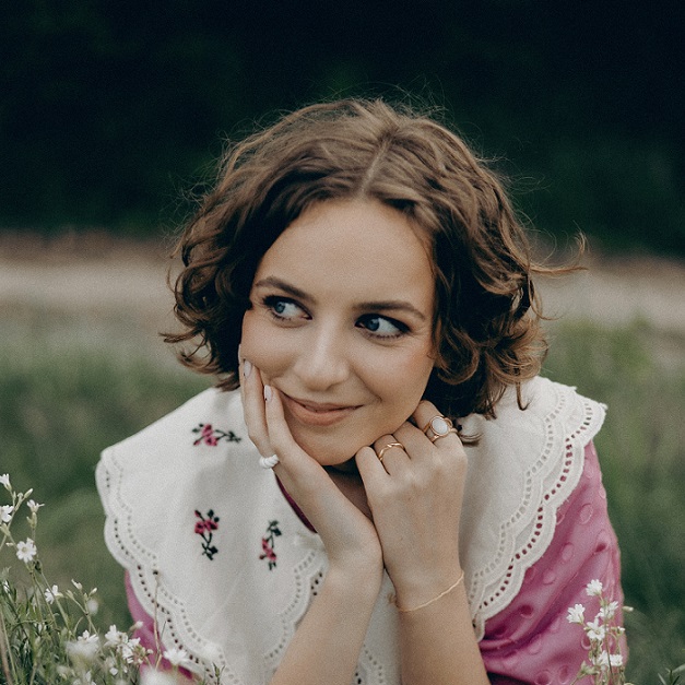 Julia Stoltmann z albumem „Strzępki”. Osiem historii o miłości, codzienności i emocjach